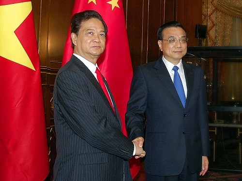 Thủ tướng Nguyễn Tấn Dũng tiếp Thủ tướng Lý Khắc Cường bên lề Hội nghị cấp cao ASEM 10. Ảnh: VGP.