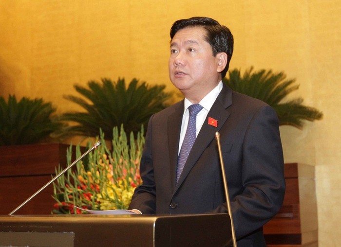 Bộ trưởng Đinh La Thăng trình bày dự án Cảng hàng không quốc tế Long Thành tại Quốc hội sáng nay. Ảnh: TTBC.