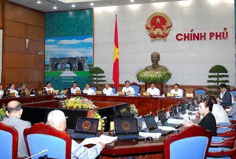 Tại cuộc họp Chính phủ, Thủ tướng Nguyễn Tấn Dũng chỉ đạo quyết liệt kiểm soát nợ công và nợ xấu.