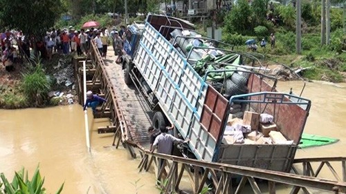 Xe quá tải làm sập cầu bắc qua suối Nậm Lạnh thuộc địa phận bản Nà Lốc, xã Sốp Cộp, tỉnh Sơn La.