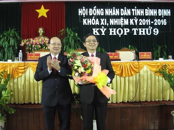 Ông Hồ Quốc Dũng (bên phải) chính thức đảm nhận nhiệm vụ Chủ tịch UBND tỉnh Bình Định nhiệm kỳ 2011 -2016 thay cho ông Lê Hữu Lộc (bên trái), nghỉ hưu theo chế độ.