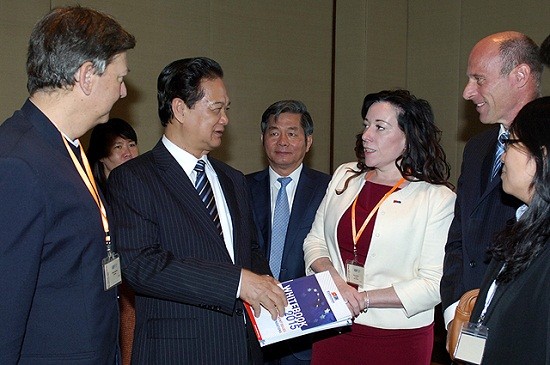 Thủ tướng Nguyễn Tấn Dũng trao đổi cùng các nhà đầu tư châu Âu. Ảnh: VGP.