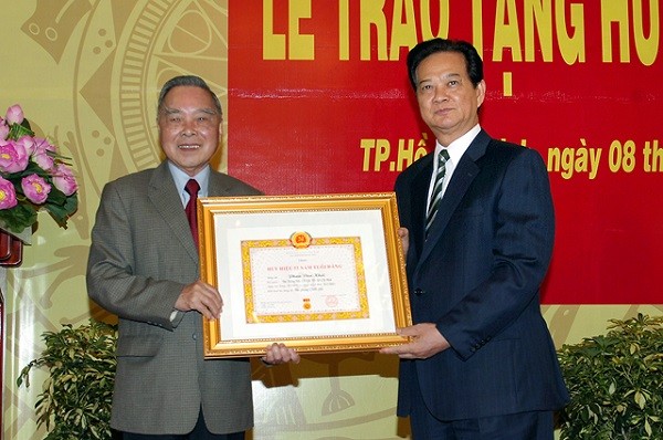 Thủ tướng Nguyễn Tấn Dũng chúc mừng nguyên Thủ tướng Phan Văn Khải. ảnh: VGP.