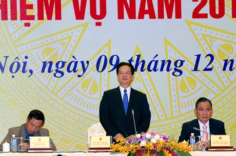 Thủ tướng Nguyễn Tấn Dũng chỉ đạo, kiên quyết cắt bỏ thủ tục gây phiền hà cho người dân, doanh nghiệp. Ảnh: VGP.