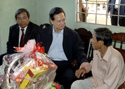 Thủ tướng Nguyễn Tấn Dũng chúc Tết gia đình một thương binh hạng 2/4 tại Quảng Trị năm 2010. Ảnh: Chinhphu.vn
