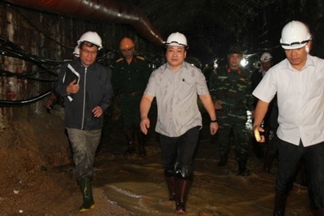 Phó Thủ tướng Hoàng Trung Hải trực tiếp chỉ huy vụ giải cứu 12 công nhân.