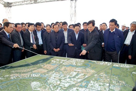 Thủ tướng Nguyễn Tấn Dũng xem bản đồ quy hoạch khu vực phía Tây Hà Nội. Ảnh: VGP.