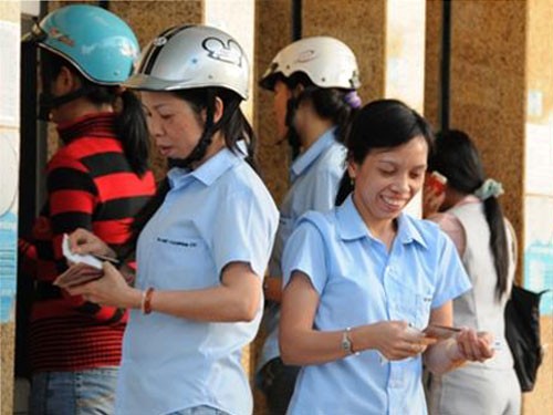 Trả lương chậm hơn 15 ngày thì phải trả thêm một khoản tiền ít nhất bằng số tiền trả chậm nhân với lãi suất trần huy động tiền gửi có kỳ hạn 1 tháng do Ngân hàng Nhà nước Việt Nam công bố tại thời điểm trả lương.