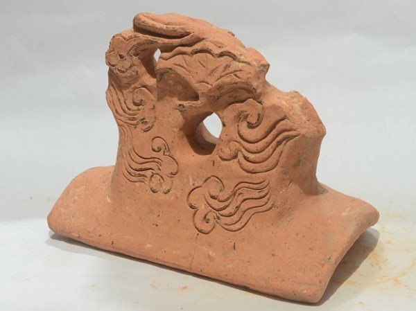 Phần dưới của ngói úp nóc trang trí rồng và văn mây, Hành cung Lỗ Giang.