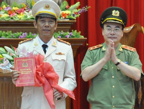 Trung tướng Bùi Quang Bền (phải) trao quyết định bổ nhiệm Đại tá Nguyễn Viết Lợi làm Giám đốc Công an tỉnh Quảng Nam. Ảnh: TNO.