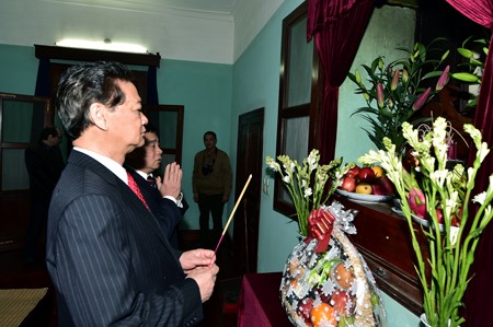 Thủ tướng Nguyễn Tấn Dũng dâng hương tưởng niệm Chủ tịch Hồ Chí Minh. Ảnh: VGP.
