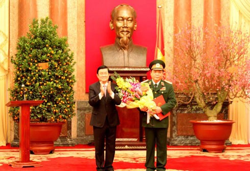 Chủ tịch nước Trương Tấn Sang đã trao quyết định phong hàm Thượng tướng cho ông Huỳnh Ngọc Sơn. Ảnh: vov