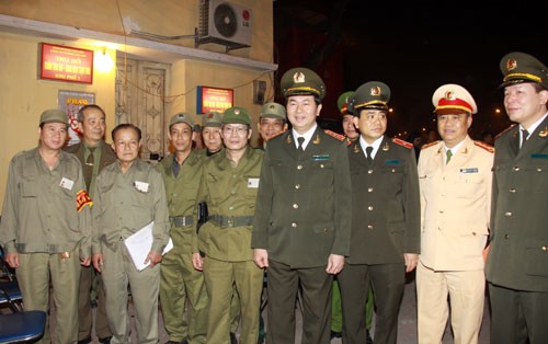 Đại tướng Trần Đại Quang chúc Tết và chụp ảnh lưu niệm với lực lượng dân phòng phường Cửa Nam (quận Hoàn Kiếm, TP Hà Nội). ảnh: CAND.