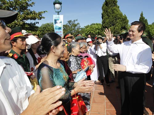 Thủ tướng Nguyễn Tấn Dũng gặp gỡ các mẹ Việt Nam anh hùng, cựu chiến binh, các gia đình có công và nhân dân tỉnh Quảng Trị. Ảnh: TTXVN