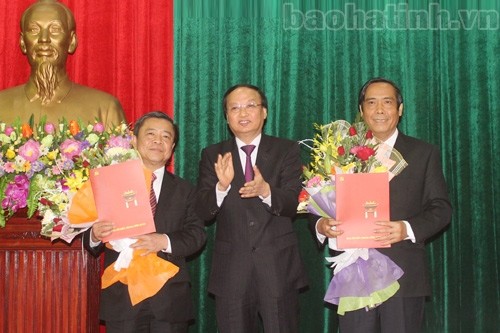 Đồng chí Nguyễn Thanh Bình (bên phải) và đồng chí Võ Kim Cự (bên trái) nhận quyết định của Bộ Chính trị. ảnh: Báo Hà Tĩnh.