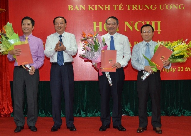 Ông Tô Huy Rứa trao quyết định bổ nhiệm Phó Trưởng Ban kinh tế Trung ương. ảnh: Thanh Liêm.