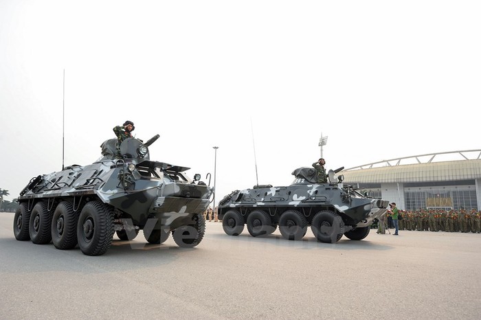 Dàn xe bộ binh bánh lốp (BTR - 60PB) của Bộ Tư Lệnh Thủ đô. Hỏa lực mạnh cộng với tính cơ động cao, xe có thể chở bộ đội tác chiến trên nhiều địa hình và làm nhiệm vụ chống bạo loạn. ảnh: vietnam+