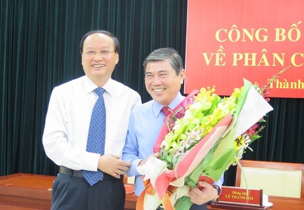Ông Tô Huy Rứa trao quyết định của Bộ Chính trị cho ông Nguyễn Thành Phong. ảnh: pno.