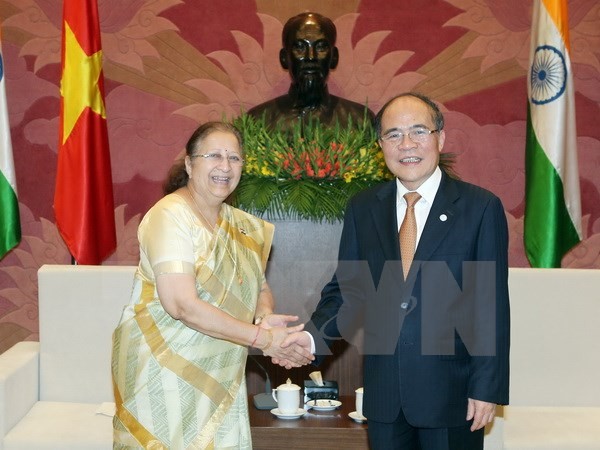 Chủ tịch Quốc hội Nguyễn Sinh Hùng tiếp bà Sumitra Mahajan, Chủ tịch Hạ viện Cộng hòa Ấn Độ. ảnh: TTXVN.