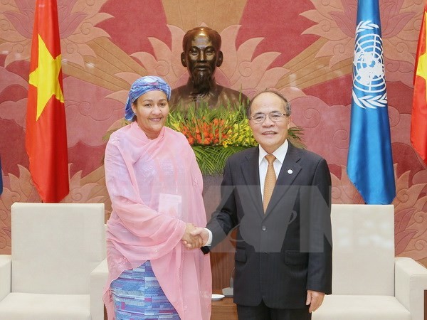Chủ tịch Quốc hội Nguyễn Sinh Hùng tiếp bà Amina Mohammed, Cố vấn đặc biệt của Tổng Thư ký Liên hợp quốc nhân dịp dự IPU-132 tại Việt Nam. ảnh: TTXVN.
