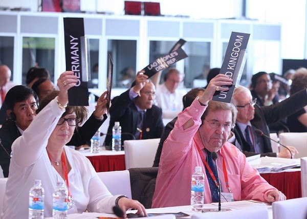Các đại biểu biểu quyết tại phiên họp của Ủy ban Thường trực về Phát triển bền vững, Tài chính và Thương mại ngày 30/3. ảnh: ipu việt nam.