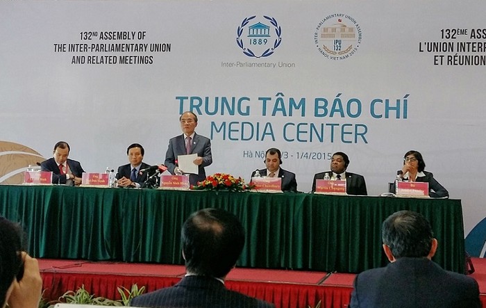 Chủ tịch Quốc hội Nguyễn Sinh Hùng, Chủ tịch Đại hội IPU - 132 thông tin với báo chí quốc tế về kết quả hoạt động của IPU - 132. ảnh: Ngọc Quang.