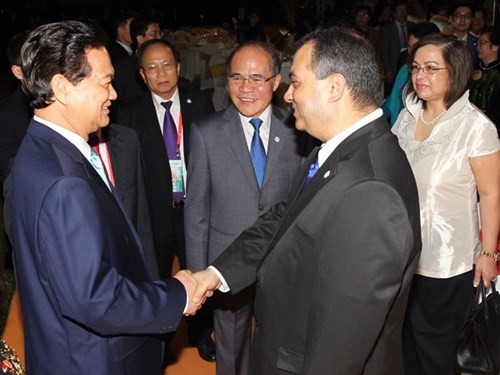 Thủ tướng Nguyễn Tấn Dũng và Chủ tịch Quốc hội Nguyễn Sinh Hùng với Chủ tịch IPU Saber Chowdhury. ảnh: TTXVN.