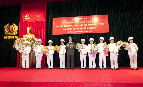 Bộ trưởng Trần Đại Quang trao Quyết định của Chủ tịch nước cho các đồng chí được thăng cấp bậc hàm cấp Tướng. Ảnh: Kim Anh
