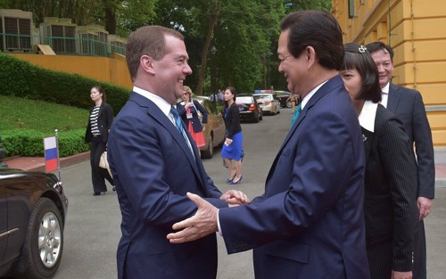 Thủ tướng Dmitry Medvedev vui mừng khi gặp lại Thủ tướng Nguyễn Tấn Dũng. ảnh: Sputnik
