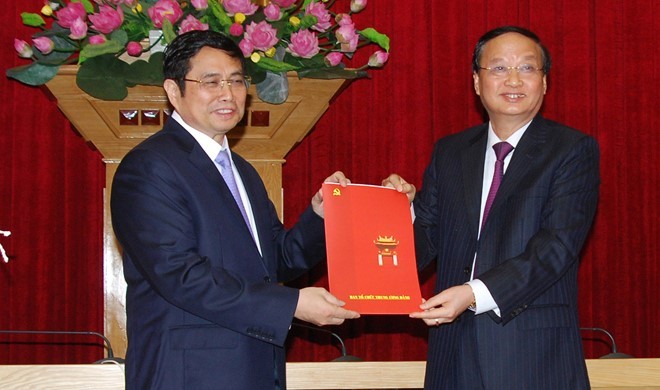 Ông Tô Huy Rứa trao quyết định của Bộ Chính trị cho ông Phạm Minh Chính. ảnh: LDO.