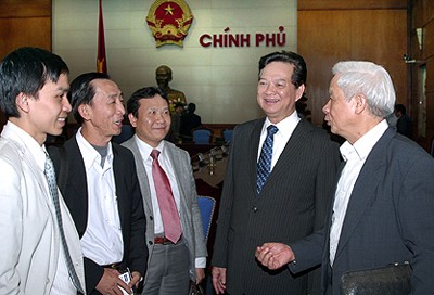 Thủ tướng trao đổi với các chuyên gia. Ảnh: Chinhphu.vn