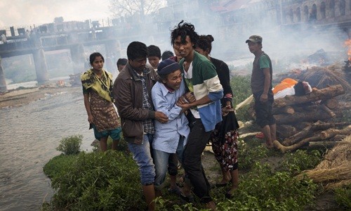 Tính đến hiện tại, trận động đất tại Nepal đã khiến 3.700 người chết. ảnh: AP.