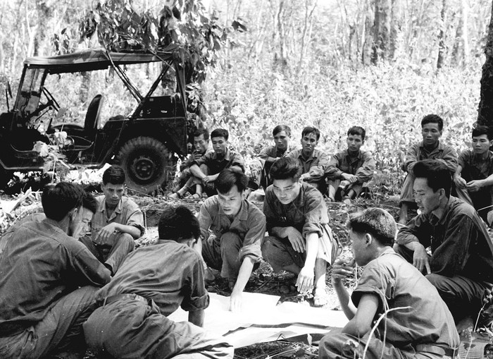 Sáng 29/4, tại khu rừng cao su ở Dầu Giây (Đồng Nai), sĩ quan tham mưu Sư đoàn 304 và Ban chỉ huy Trung đoàn 66 họp phân công tác chiến cho từng đơn vị. ảnh: Đinh Quang Thành.