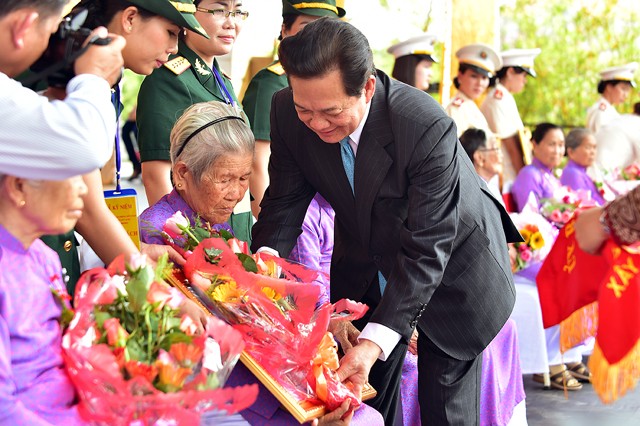 Thủ tướng Chính phủ tặng quà các mẹ Việt Nam anh hùng tỉnh Hậu Giang. ảnh: VGP.