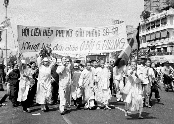 Ngay trưa ngày 30/4, Hội LHPN giải phóng Sài Gòn - Gia Định đã tổ chức mít tinh tuần hành chào mừng đoàn quân giải phóng, dẫn đầu là đoàn tăng ni phật tử. Đoàn mít tinh trên đường Lê Lợi (quận I).