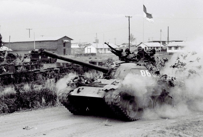17h ngày 26/4/1975 gần 10 tiểu đoàn pháo của Quân đoàn II đã cấp tập trút bão lửa vào căn cứ Nước Trong (Đồng Nai), mở đầu chiến dịch Hồ Chí Minh từ hướng Đông Bắc Sài Gòn.18h Lữ đoàn tăng 203 và bộ binh của Sư đoàn 325 Quân đoàn II ồ ạt tấn công Trường Sĩ quan Thiết giáp và 2 giờ sau đã chiếm được căn cứ.