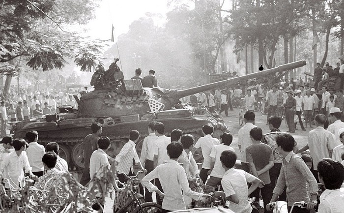 Thanh niên Sài Gòn nô nức tràn ra các đường phố chào đón xe tăng của quân ta tiến vào thành phố.