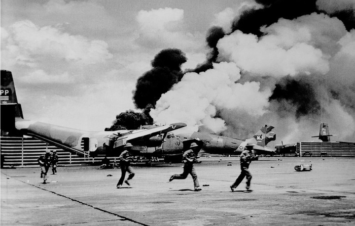 Sáng 30/4 Quân đoàn III tấn công cổng số 5 sân bay Tân Sơn Nhất và gần 10h chiếm được sân bay. Cùng lúc pháo hạng nặng của Quân đoàn II đặt tại bờ sông Sài Gòn (Quận 9) bắn 304 phát đạn đại bác trúng đường băng, kho xăng, bom đạn, dìm sân bay trong khói lửa rực trời.