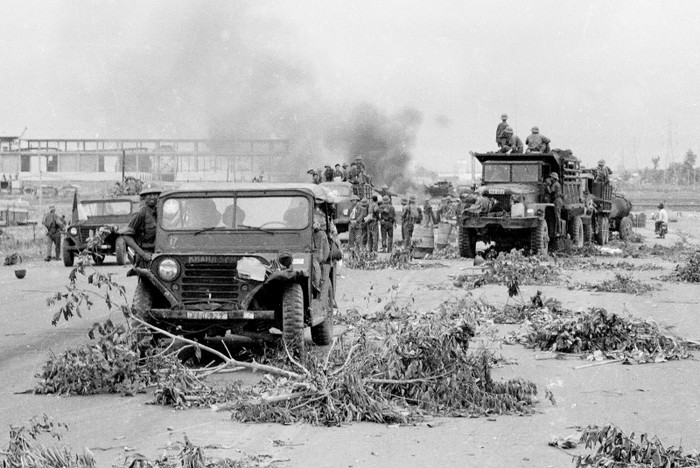 9h sáng 30/4, các đơn vị bộ binh của Sư đoàn 304 đã tới Thủ Đức trên đường hành quân tiến vào Sài Gòn bằng cả những ô tô chiếm được của địch đang chỉnh lại đội ngũ hành quân chiến đấu.