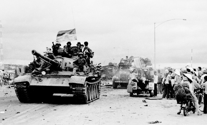 Xe tăng của Lữ đoàn 203 tiến vào Sài Gòn trên xa lộ Biên Hoà - Sài Gòn.