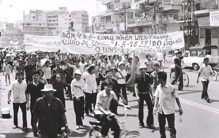 Chiều ngày 30/4, công nhân ngành dệt đã mít tinh tuần hành trên đường phố Sài Gòn chào mừng đoàn quân giải phóng, mừng Lễ kỷ niệm Ngày lao động Quốc tế 1-5 đầu tiên của Sài Gòn giải phóng. Đoàn mít tinh đang tuần hành trên đường Lê Lợi, tiến tới Nhà hát Thành phố.