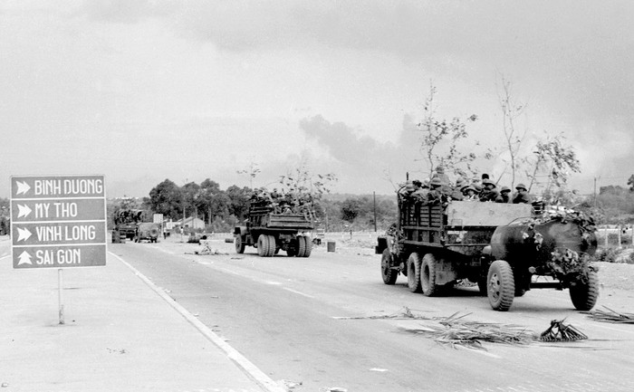 Sớm ngày 30/4, các binh chủng xe tăng, bộ binh, xe pháo của Quân đoàn II từ đường 15 rẽ ngã tư Biên Hoà tiến vào đánh chiếm Sài Gòn trên xa lộ Sài Gòn - Biên Hoà.