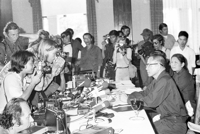 Thượng Tướng Trần Văn Trà Chủ tịch UB Quân quản SG-GĐ họp báo về chiến thắng của quân và dân ta tại Dinh Độc Lập ngày 2/5/ 1975