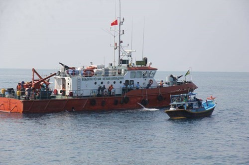 Tàu của bộ đội biên phòng và tàu cá ngư dân tham gia tìm kiếm Su-22 rơi ở biển Bình Thuận. ảnh: TNO.