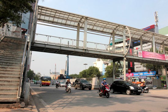 Năm 2013, hai cầu đi bộ tại đường Nguyễn Chí Thanh và Trần Khát Chân làm xong chưa lâu đã phải di chuyển, lãng phí hàng tỷ đồng. ảnh: plvn.