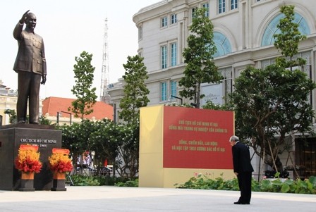 Tượng đài Chủ tịch Hồ Chí Minh trước trụ sở Hội đồng nhân dân, Ủy ban nhân dân TP.HCM. ảnh: dantri