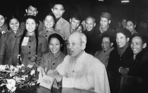 Chủ tịch Hồ Chí Minh thăm đại hội Thanh niên xung phong chống Mỹ cứu nước (12/1967).