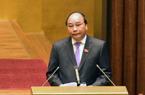 Phó Thủ tướng Nguyễn Xuân Phúc thay mặt Chính phủ trình bày báo cáo trước Quốc hội. ảnh: vgp.