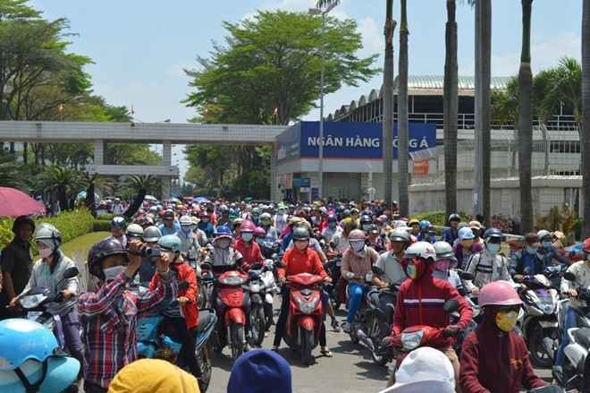 Hàng nghìn công nhân Công ty PouYen Việt Nam đình công để bày tỏ ý kiến phản đối về Điều 60 Luật BHXH. ảnh: infonet.