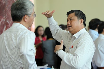Ông Nguyễn Văn Giàu (phải) cho rằng không tồn tại thuật ngữ lãi suất cơ bản. ảnh: dantri.
